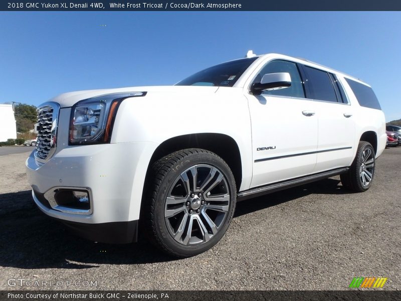 Front 3/4 View of 2018 Yukon XL Denali 4WD