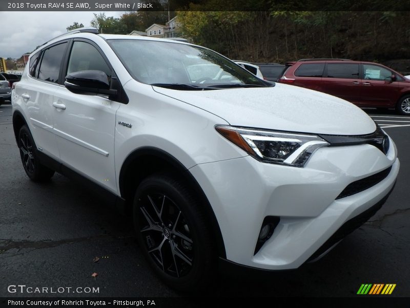Super White / Black 2018 Toyota RAV4 SE AWD
