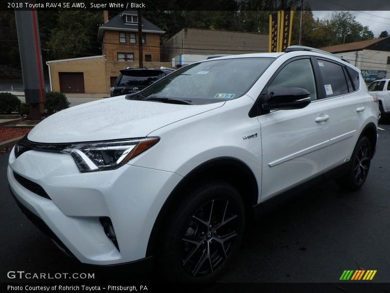Front 3/4 View of 2018 RAV4 SE AWD