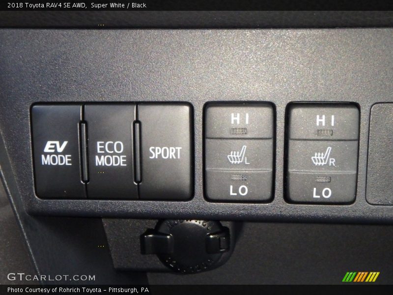 Super White / Black 2018 Toyota RAV4 SE AWD