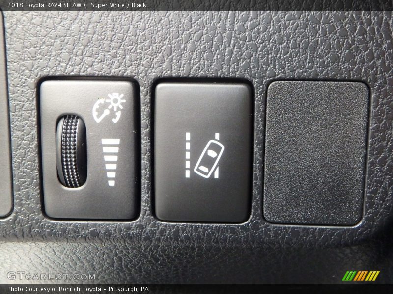 Super White / Black 2018 Toyota RAV4 SE AWD