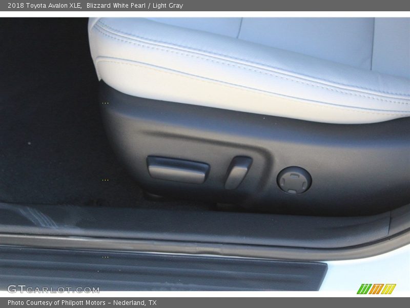 Blizzard White Pearl / Light Gray 2018 Toyota Avalon XLE