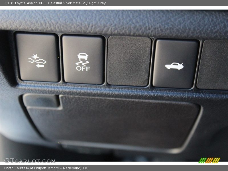 Celestial Silver Metallic / Light Gray 2018 Toyota Avalon XLE