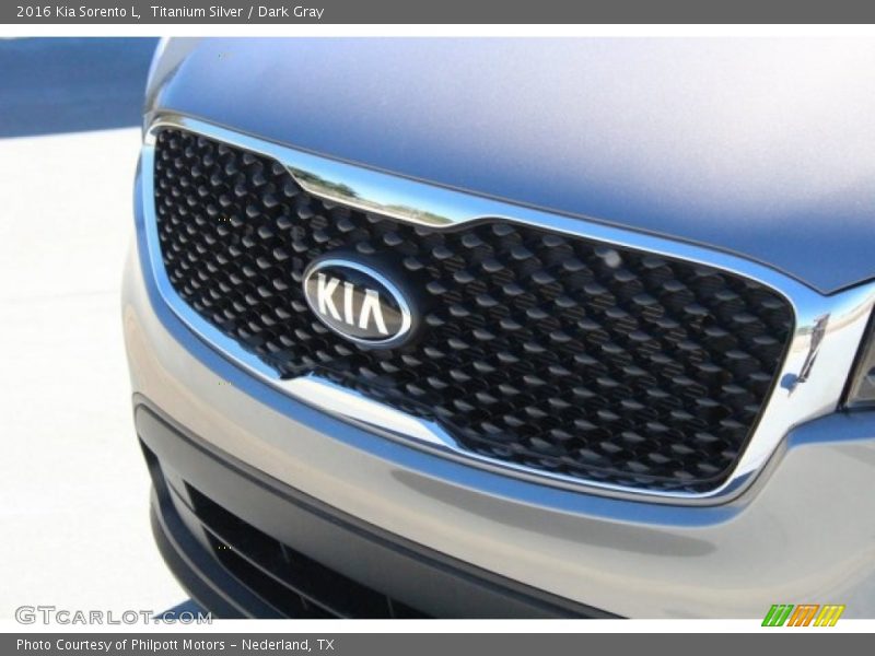 Titanium Silver / Dark Gray 2016 Kia Sorento L