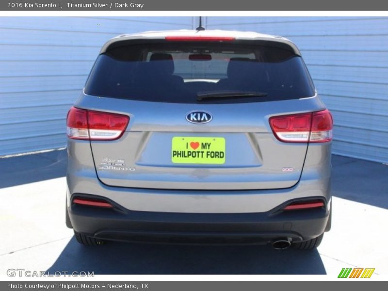 Titanium Silver / Dark Gray 2016 Kia Sorento L