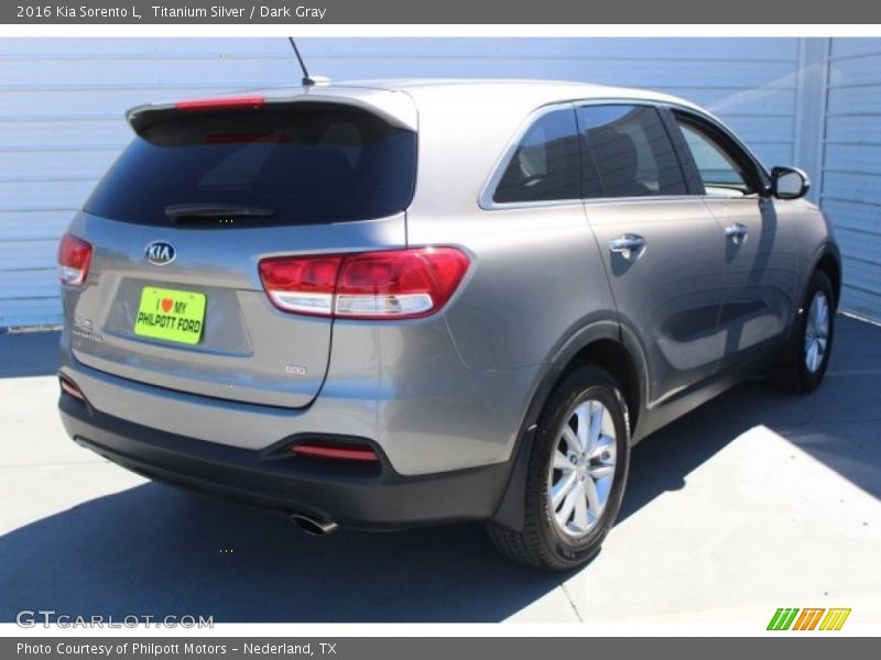 Titanium Silver / Dark Gray 2016 Kia Sorento L