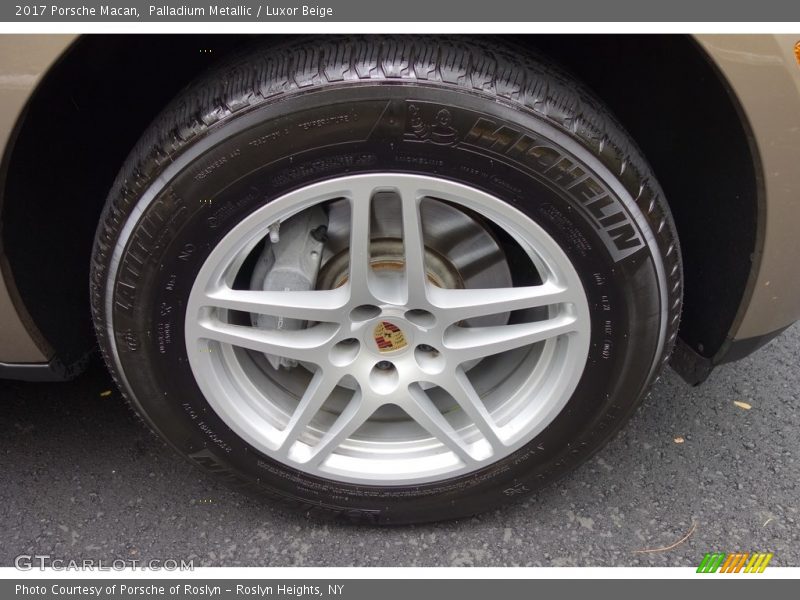 Palladium Metallic / Luxor Beige 2017 Porsche Macan