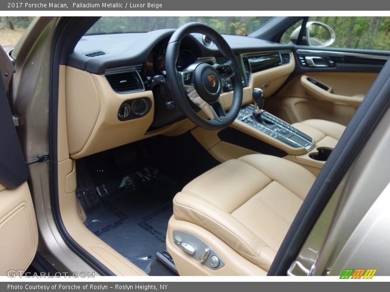 Palladium Metallic / Luxor Beige 2017 Porsche Macan