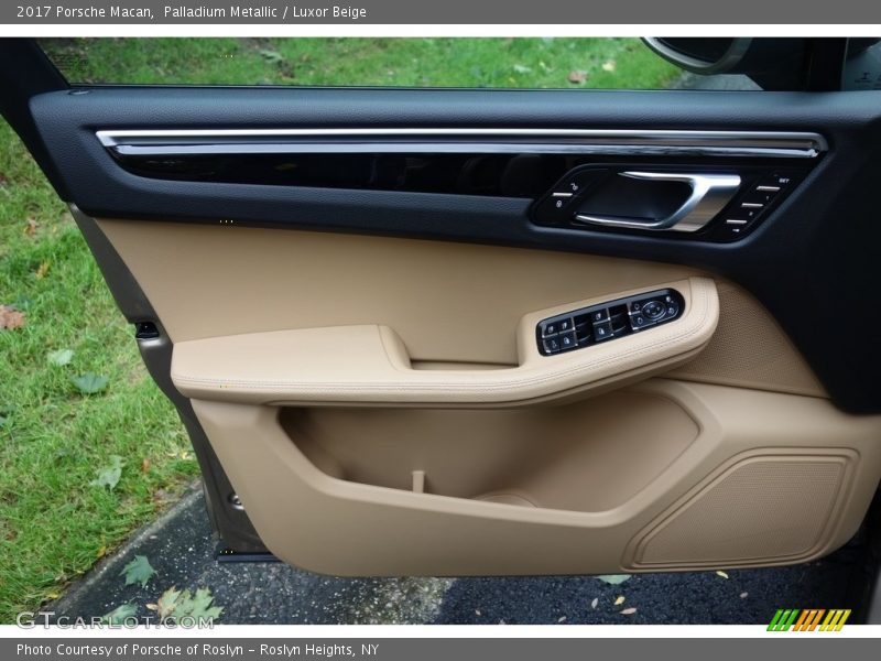 Palladium Metallic / Luxor Beige 2017 Porsche Macan