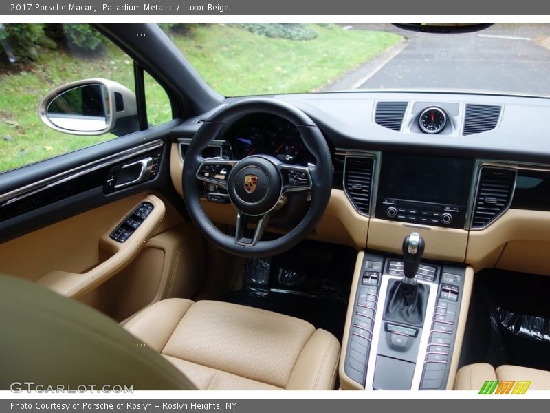 Palladium Metallic / Luxor Beige 2017 Porsche Macan