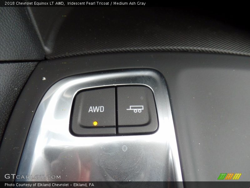 Iridescent Pearl Tricoat / Medium Ash Gray 2018 Chevrolet Equinox LT AWD
