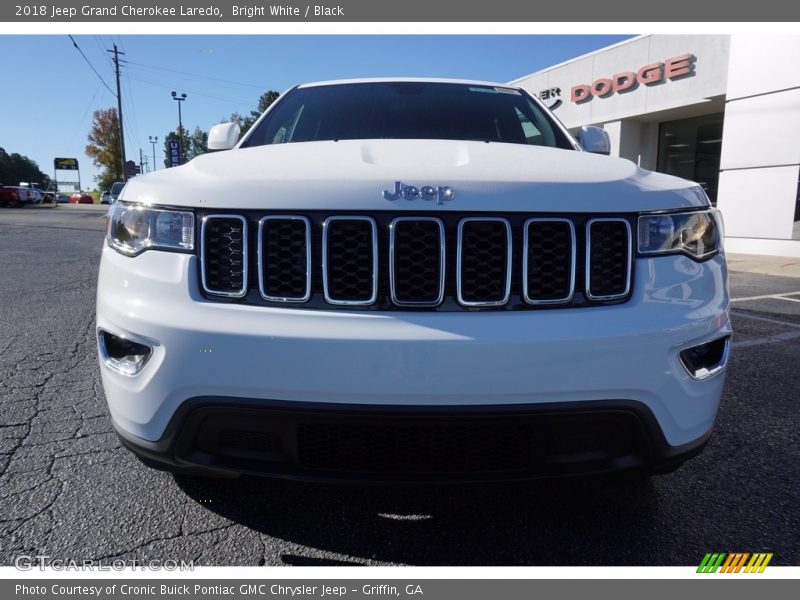 Bright White / Black 2018 Jeep Grand Cherokee Laredo