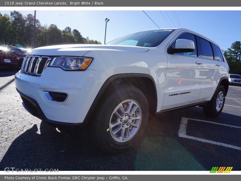 Bright White / Black 2018 Jeep Grand Cherokee Laredo