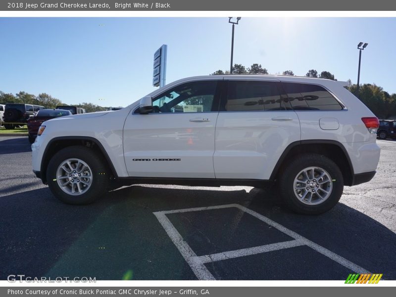 Bright White / Black 2018 Jeep Grand Cherokee Laredo