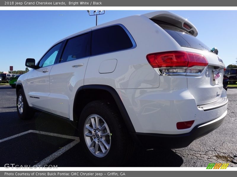 Bright White / Black 2018 Jeep Grand Cherokee Laredo