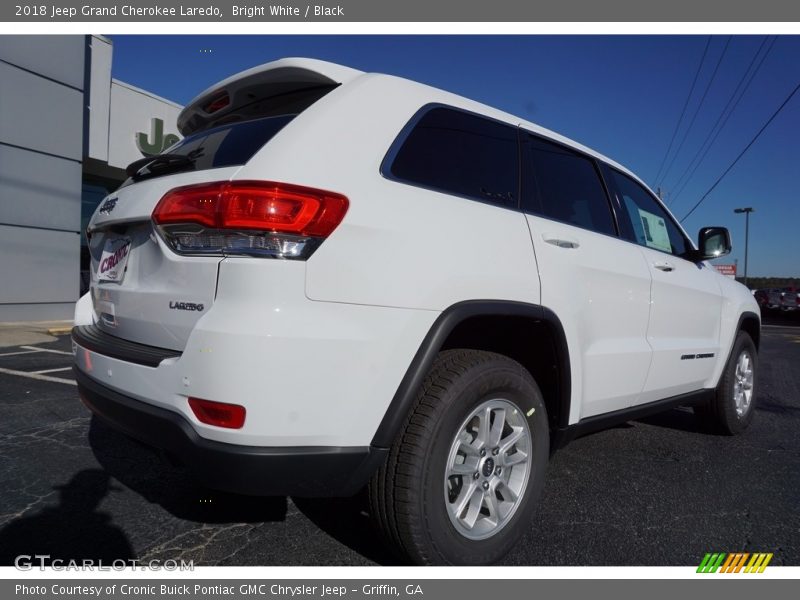 Bright White / Black 2018 Jeep Grand Cherokee Laredo