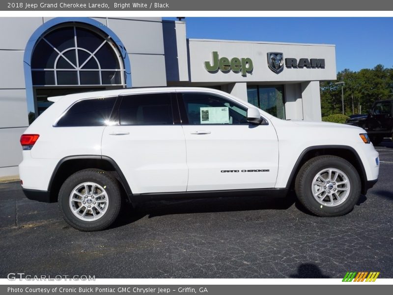 Bright White / Black 2018 Jeep Grand Cherokee Laredo