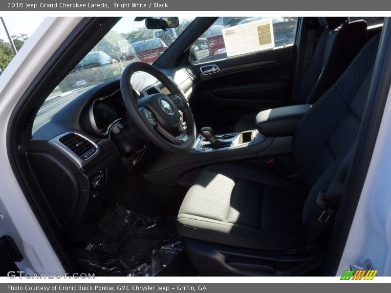 Bright White / Black 2018 Jeep Grand Cherokee Laredo
