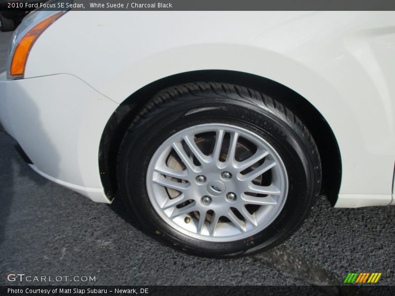 White Suede / Charcoal Black 2010 Ford Focus SE Sedan