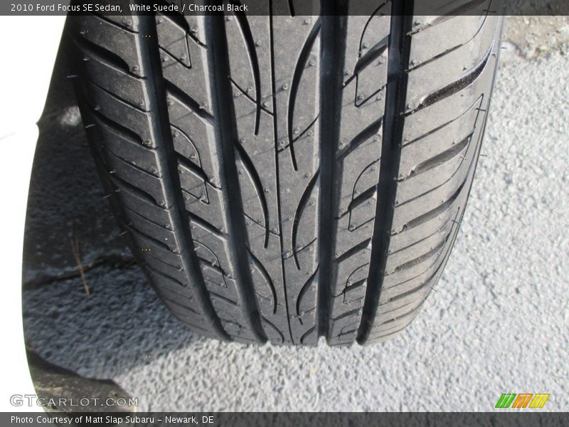White Suede / Charcoal Black 2010 Ford Focus SE Sedan