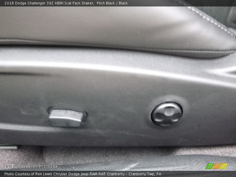 Pitch Black / Black 2018 Dodge Challenger 392 HEMI Scat Pack Shaker