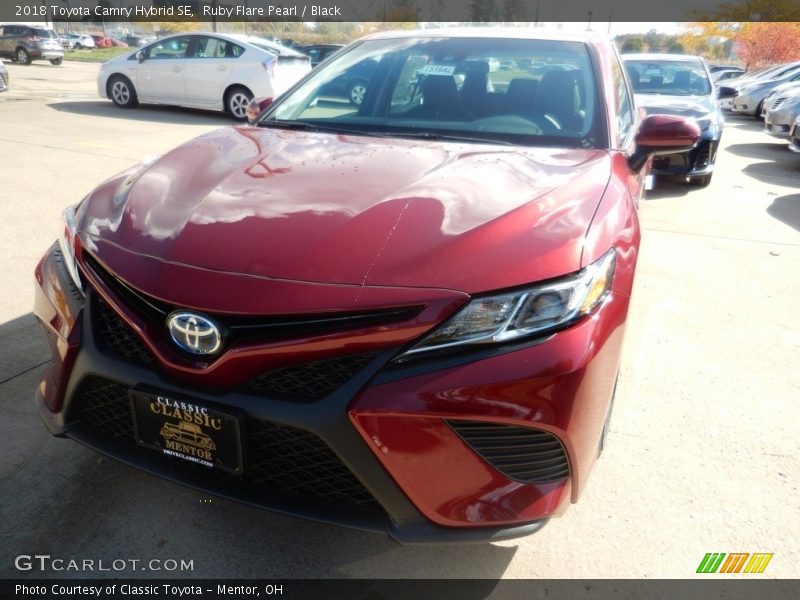 Ruby Flare Pearl / Black 2018 Toyota Camry Hybrid SE