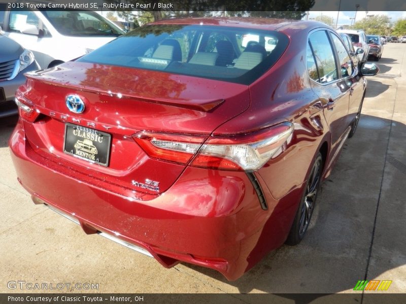 Ruby Flare Pearl / Black 2018 Toyota Camry Hybrid SE