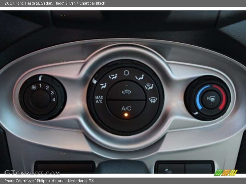 Ingot Silver / Charcoal Black 2017 Ford Fiesta SE Sedan