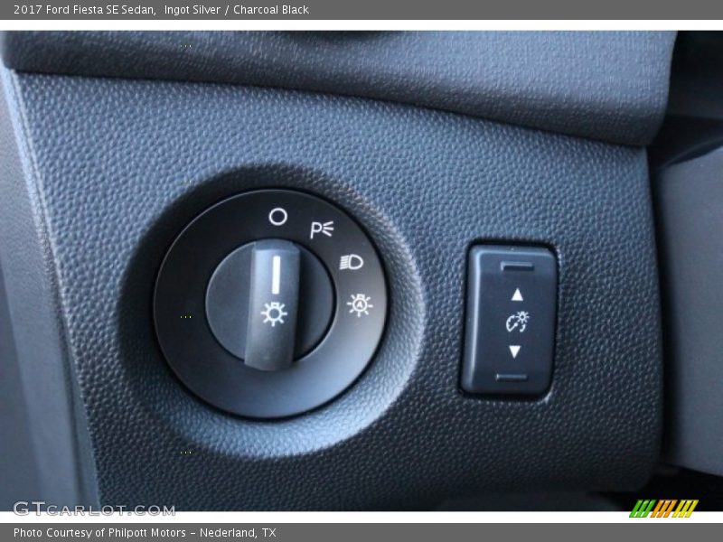 Ingot Silver / Charcoal Black 2017 Ford Fiesta SE Sedan