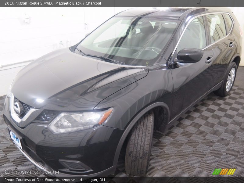 Magnetic Black / Charcoal 2016 Nissan Rogue S AWD