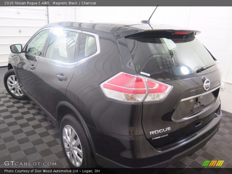 Magnetic Black / Charcoal 2016 Nissan Rogue S AWD