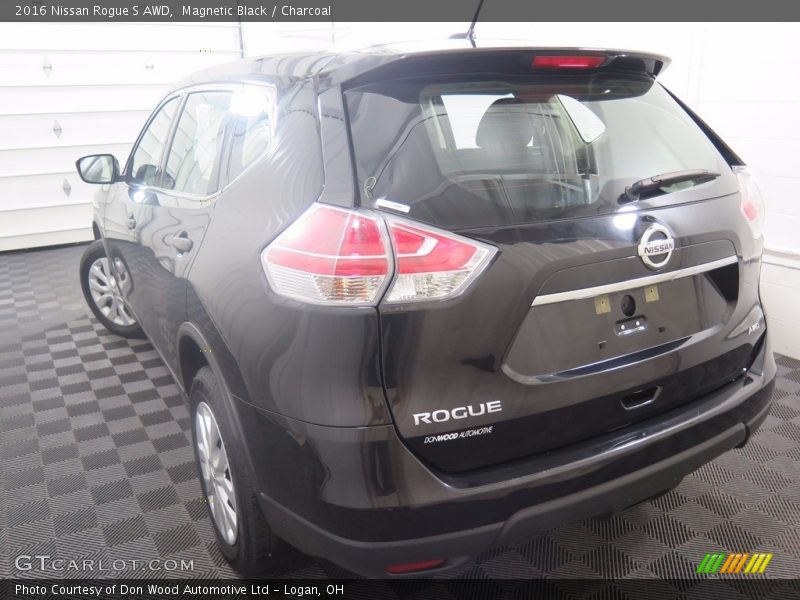 Magnetic Black / Charcoal 2016 Nissan Rogue S AWD