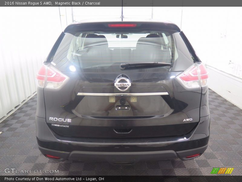 Magnetic Black / Charcoal 2016 Nissan Rogue S AWD