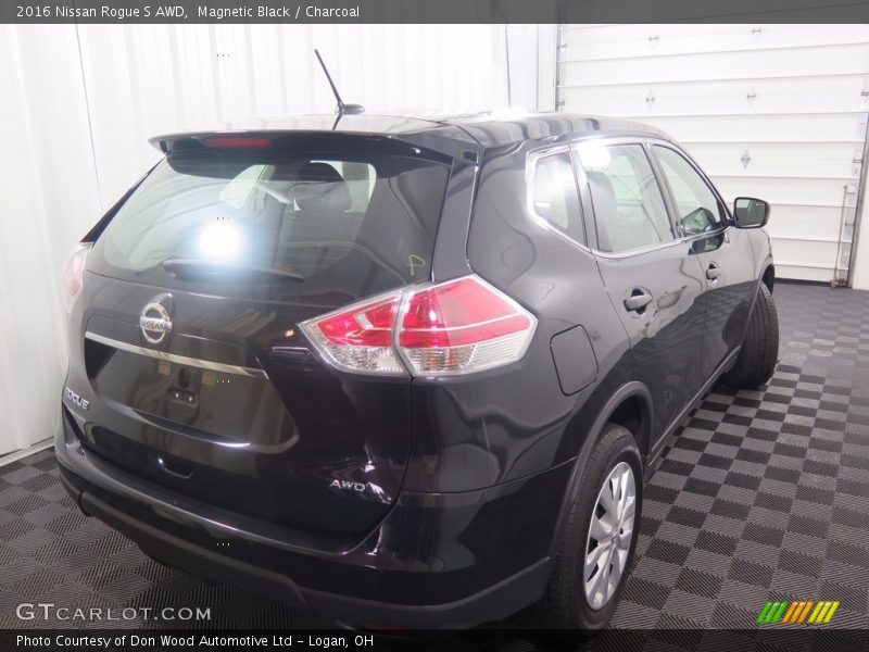 Magnetic Black / Charcoal 2016 Nissan Rogue S AWD