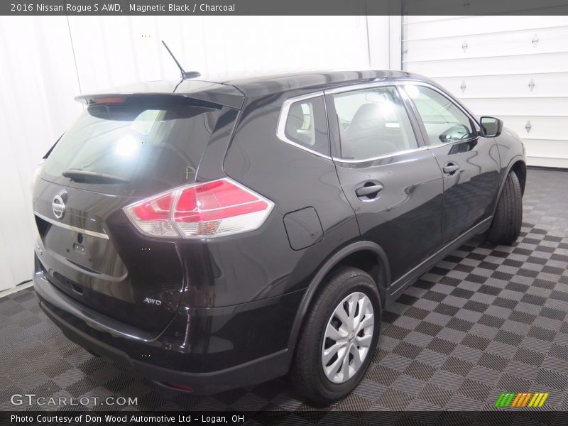 Magnetic Black / Charcoal 2016 Nissan Rogue S AWD