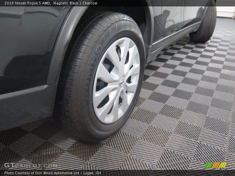 Magnetic Black / Charcoal 2016 Nissan Rogue S AWD