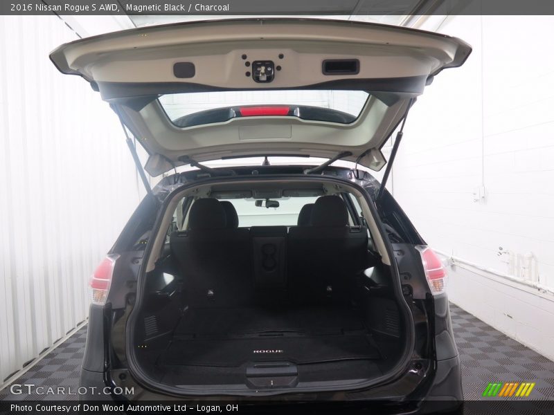 Magnetic Black / Charcoal 2016 Nissan Rogue S AWD