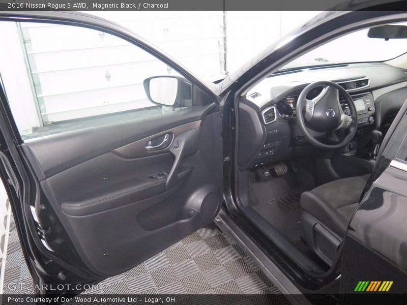Magnetic Black / Charcoal 2016 Nissan Rogue S AWD