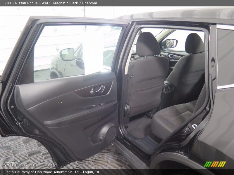Magnetic Black / Charcoal 2016 Nissan Rogue S AWD