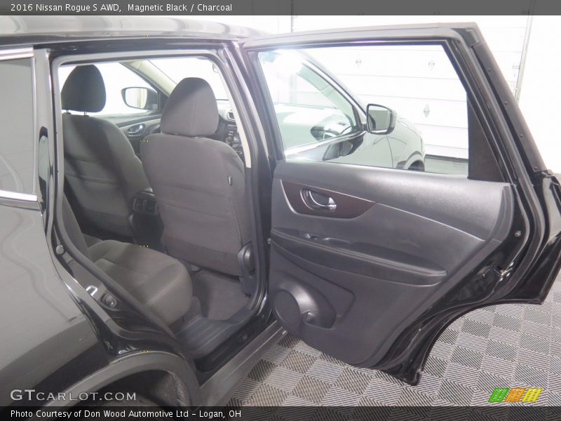 Magnetic Black / Charcoal 2016 Nissan Rogue S AWD