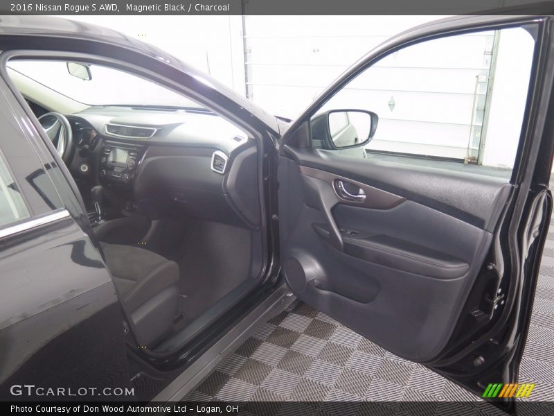 Magnetic Black / Charcoal 2016 Nissan Rogue S AWD