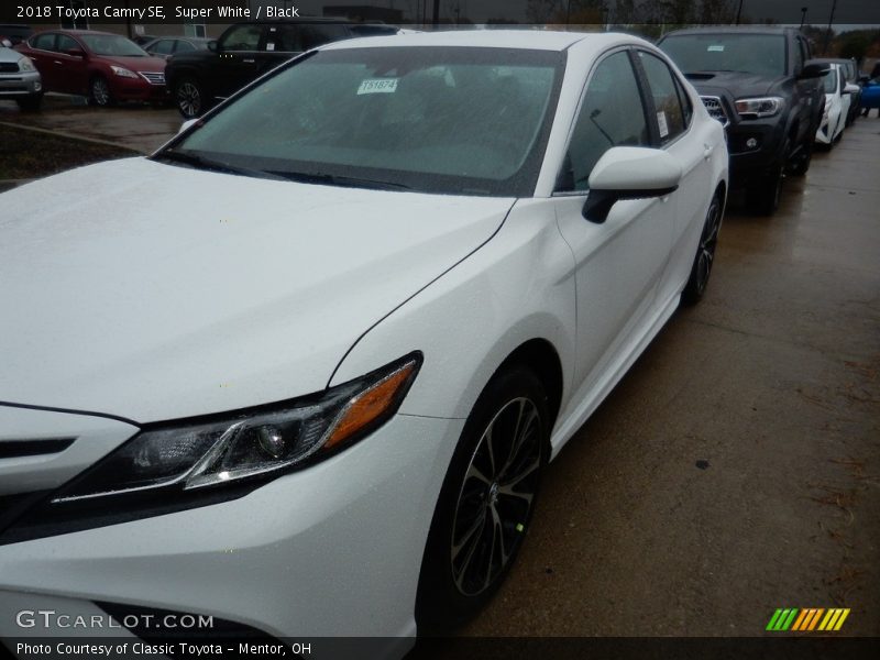Super White / Black 2018 Toyota Camry SE