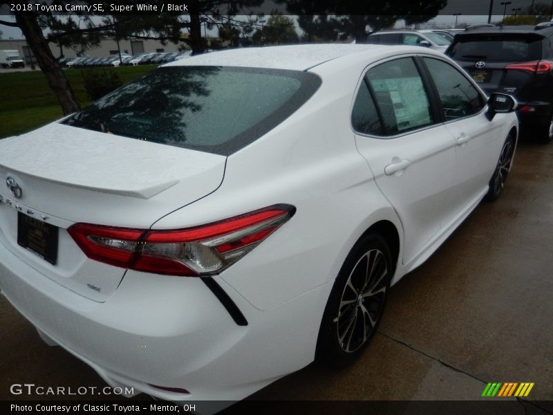 Super White / Black 2018 Toyota Camry SE