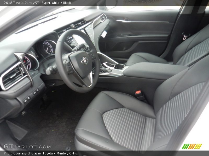 Super White / Black 2018 Toyota Camry SE