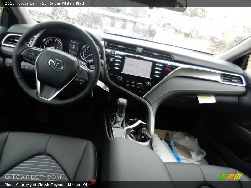 Super White / Black 2018 Toyota Camry SE
