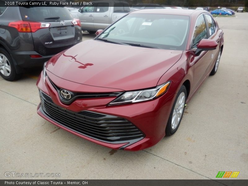 Ruby Flare Pearl / Black 2018 Toyota Camry LE