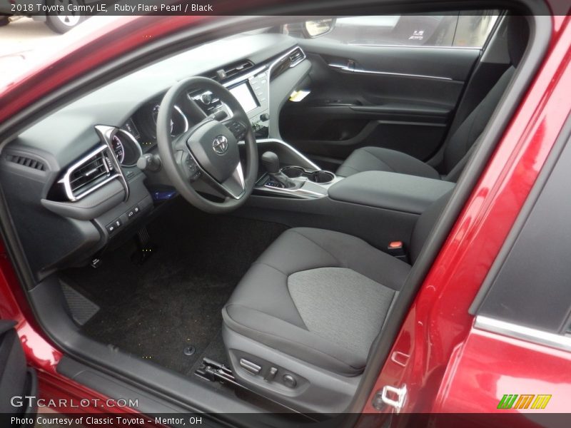 Ruby Flare Pearl / Black 2018 Toyota Camry LE