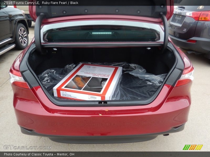 Ruby Flare Pearl / Black 2018 Toyota Camry LE