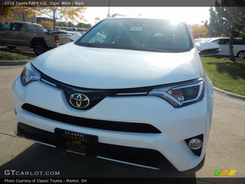 Super White / Black 2018 Toyota RAV4 XLE