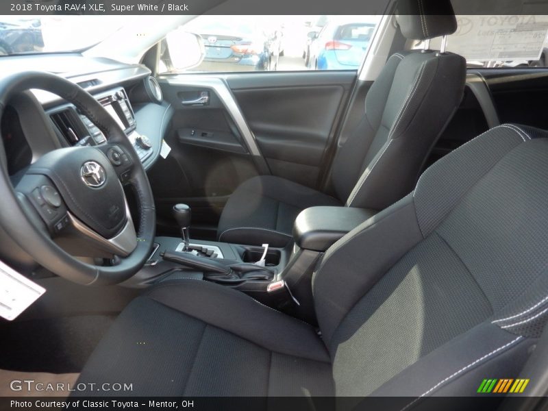 Super White / Black 2018 Toyota RAV4 XLE